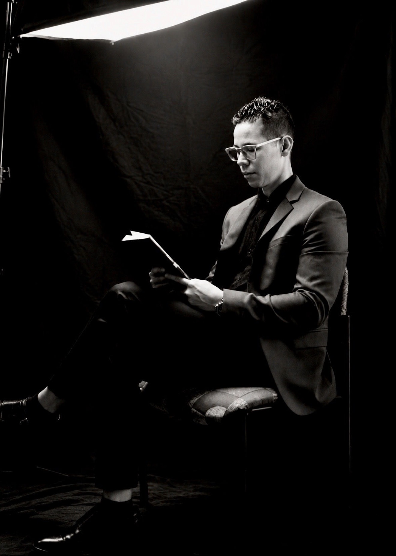 Moisés Rosa, autor de Un paso más, leyendo su libro
